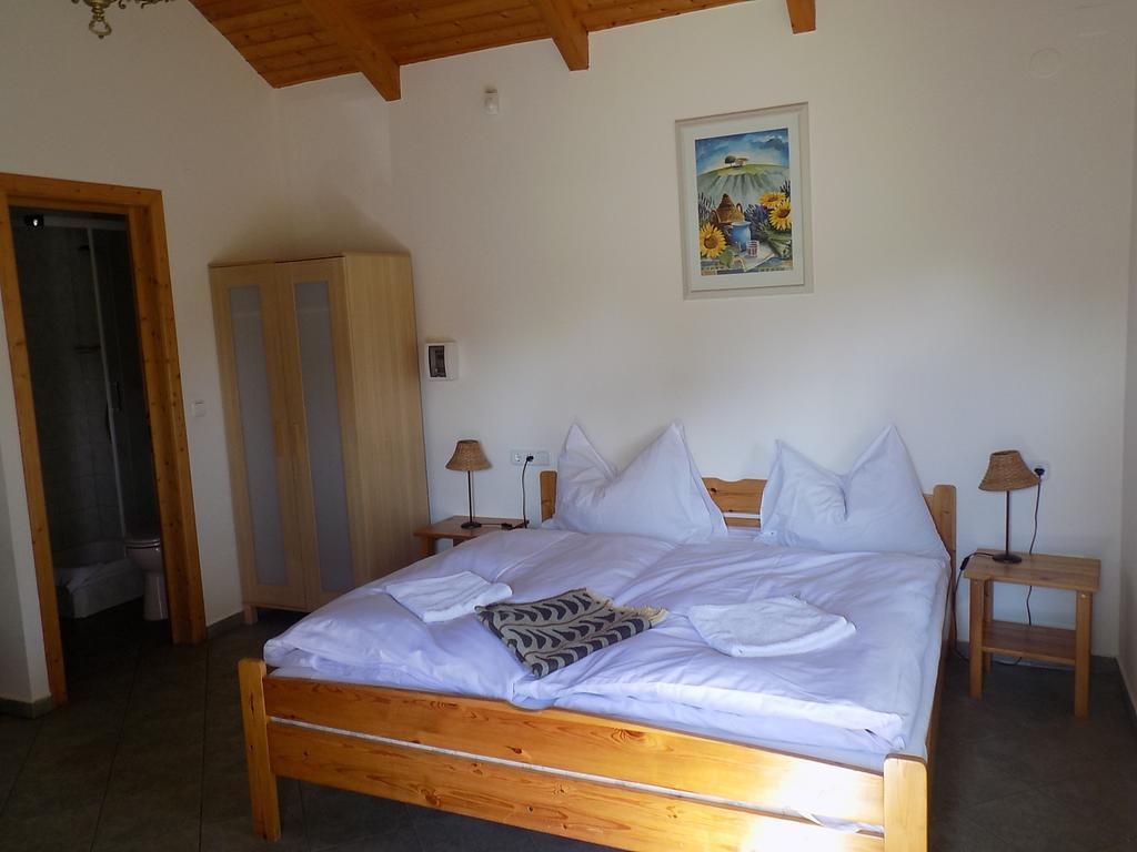 Platan Panzio Bed & Breakfast Nyul Bagian luar foto