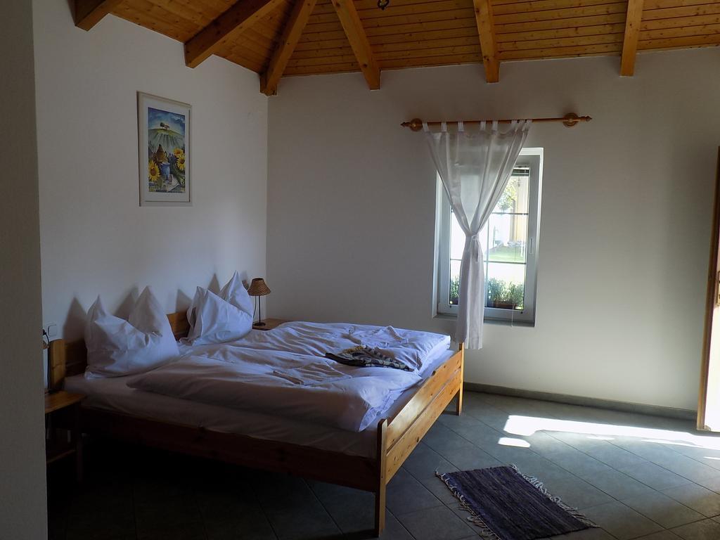Platan Panzio Bed & Breakfast Nyul Bagian luar foto
